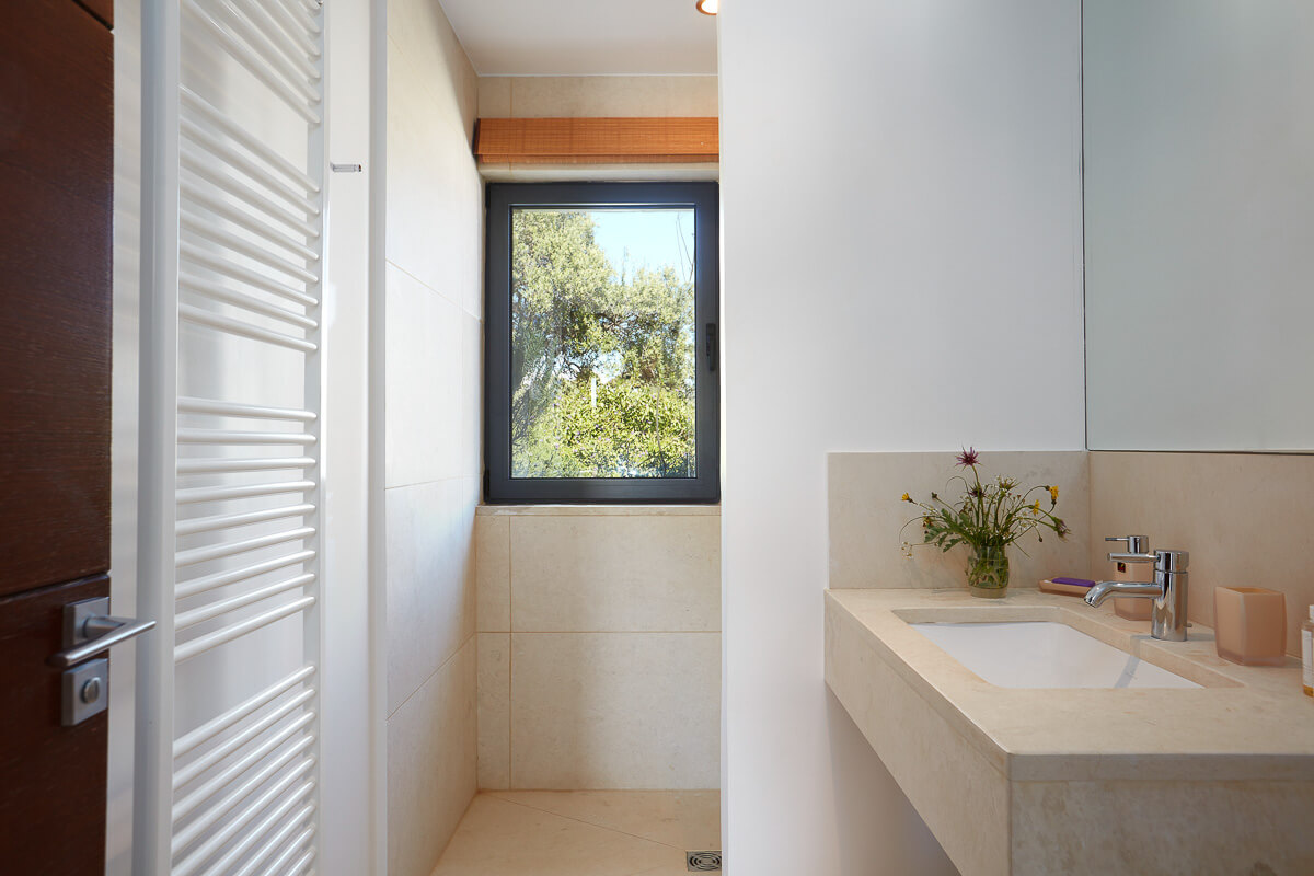 The shower room in the Spitaki, at Longhouse Crete