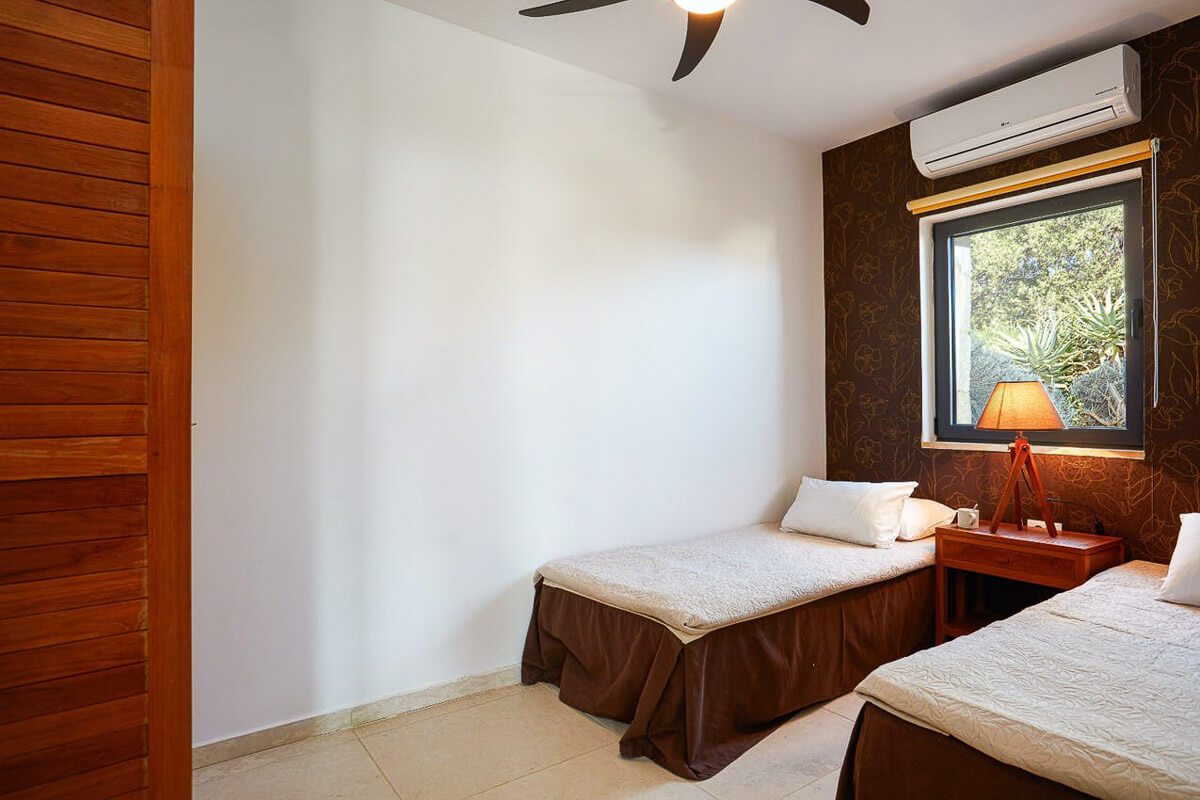 A photo of the twin bedroom in the Spitaki in Longhouse Crete